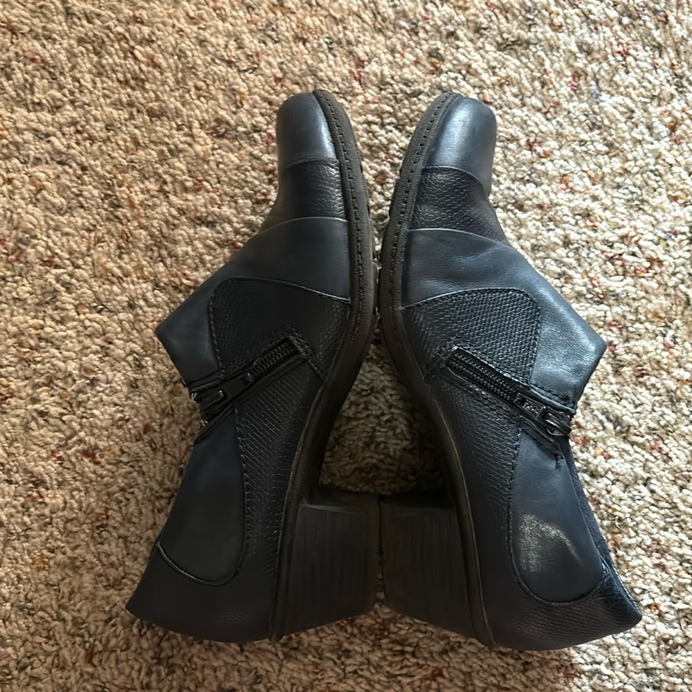 Navy blue earth origins shoes 7.5